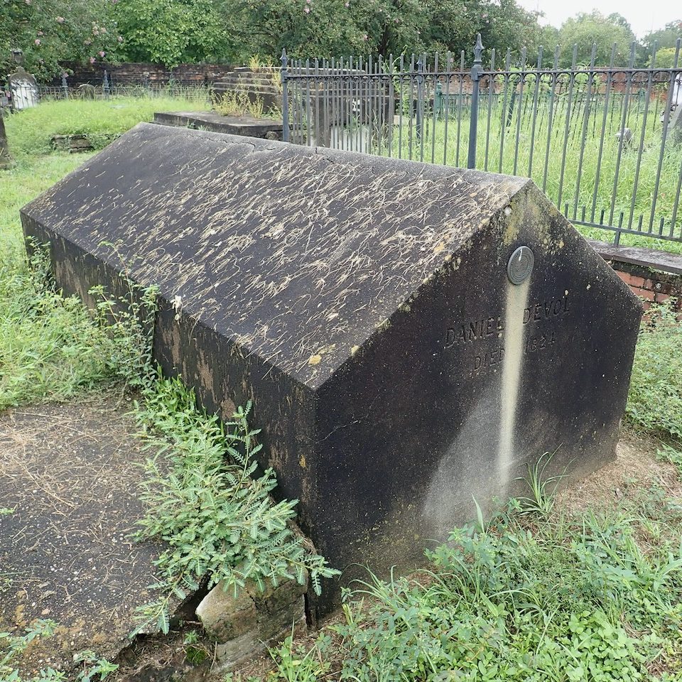 False crypt tomb